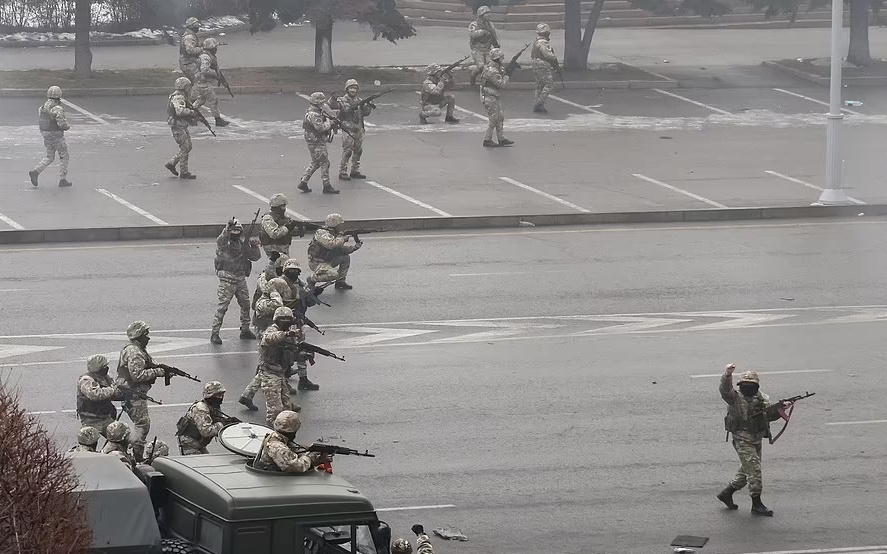 Tình hình Kazakhstan nóng, quân đội được huy động và bắn hàng trăm phát đạn
